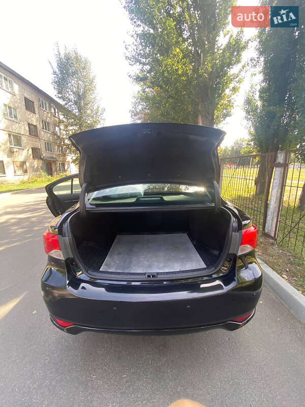 Седан Toyota Avensis 2012 в Кременчуге