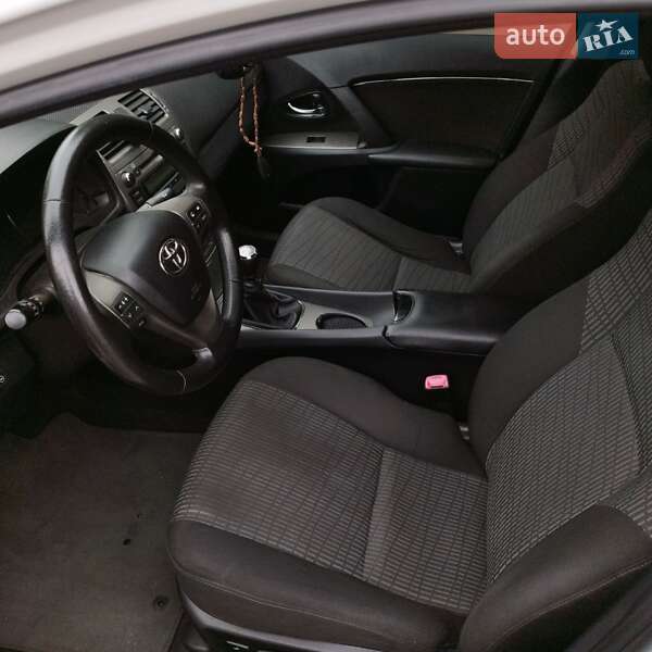 Седан Toyota Avensis 2011 в Виннице