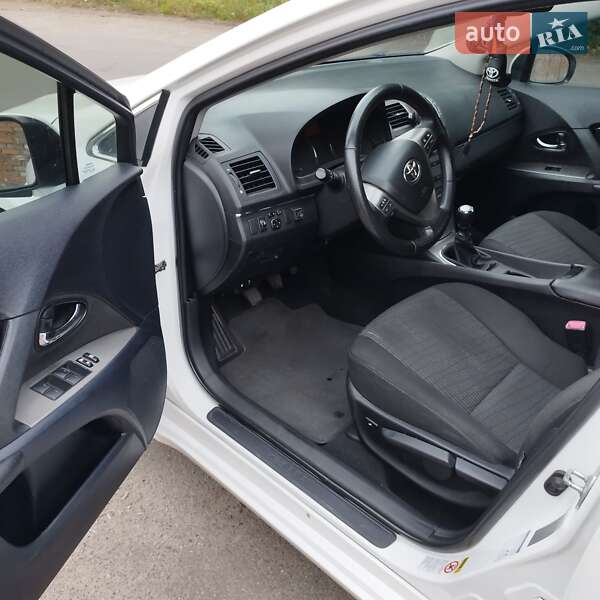 Седан Toyota Avensis 2011 в Виннице