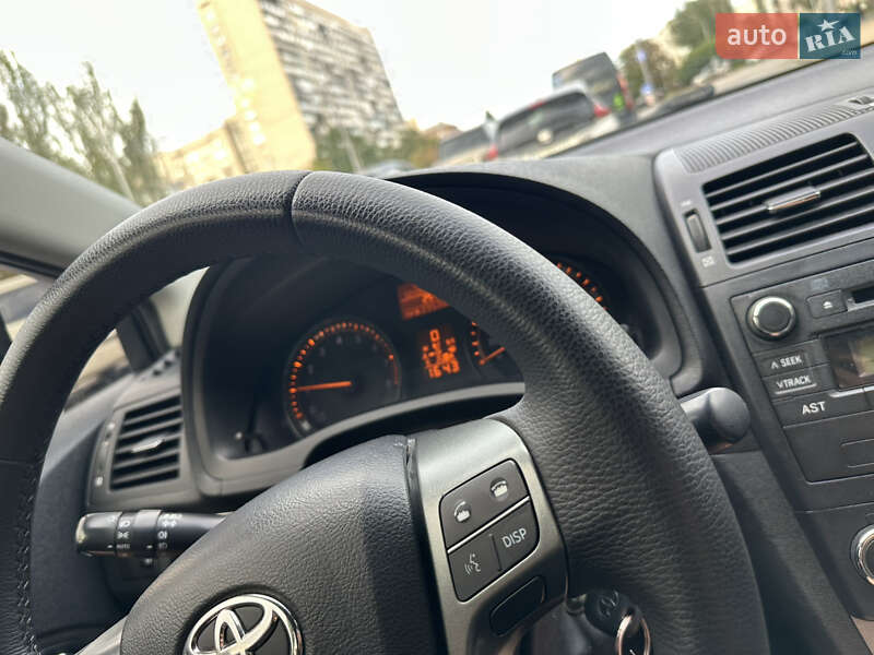 Седан Toyota Avensis 2009 в Киеве