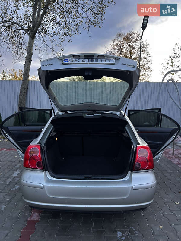 Лифтбек Toyota Avensis 2005 в Костополе