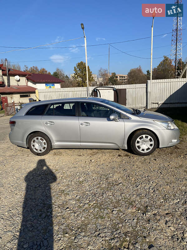 Универсал Toyota Avensis 2011 в Новояворовске