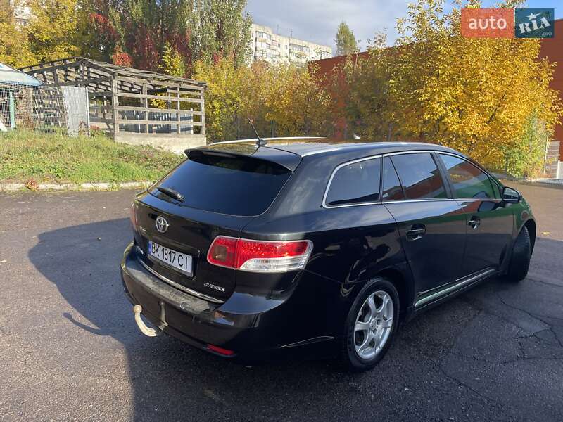 Универсал Toyota Avensis 2011 в Обарове