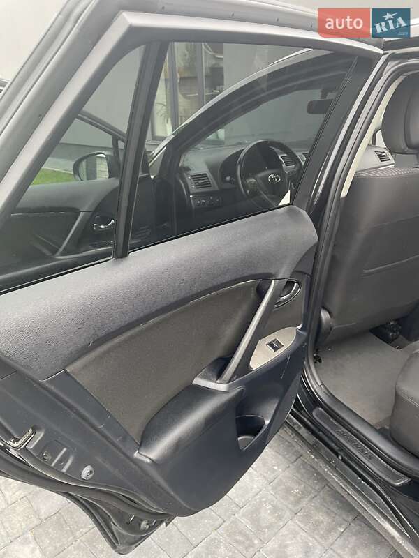 Универсал Toyota Avensis 2011 в Обарове