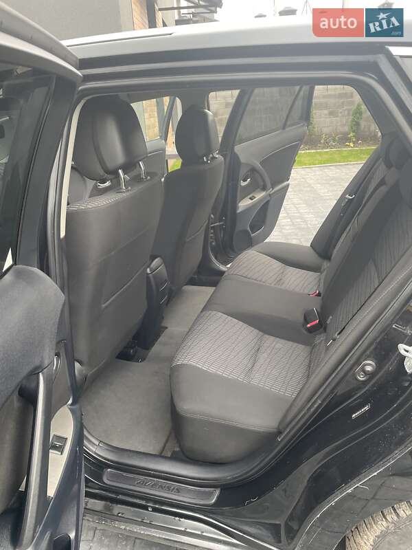 Универсал Toyota Avensis 2011 в Обарове