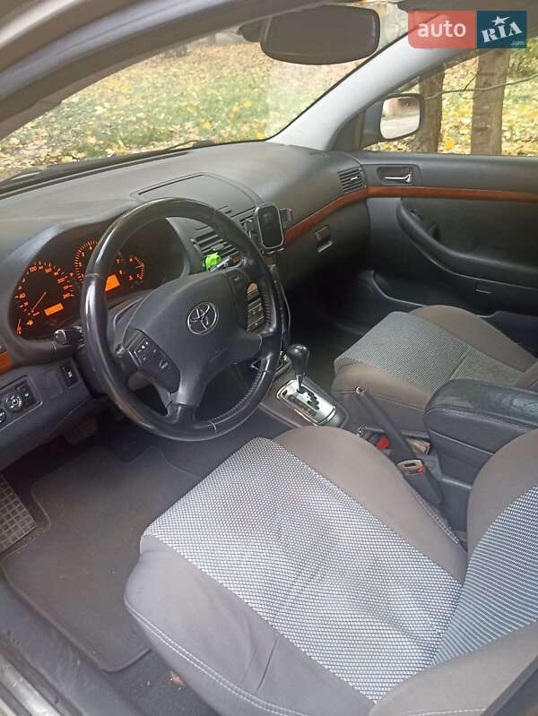 Седан Toyota Avensis 2006 в Чернівцях