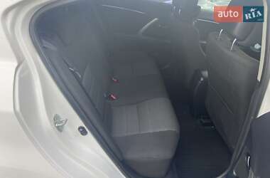 Седан Toyota Avensis 2012 в 
