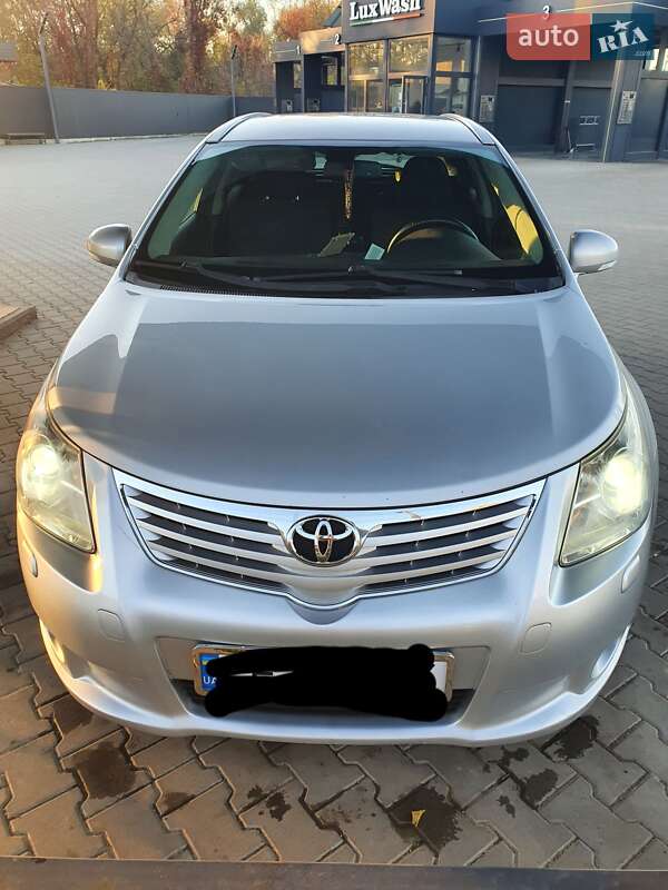 Універсал Toyota Avensis 2009 в Чернівцях