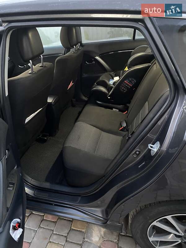 Універсал Toyota Avensis 2011 в Тернополі