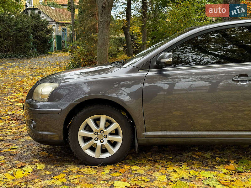 Седан Toyota Avensis 2008 в Киеве