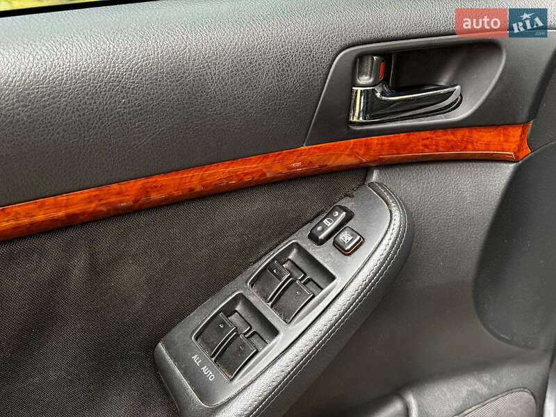 Седан Toyota Avensis 2008 в Киеве