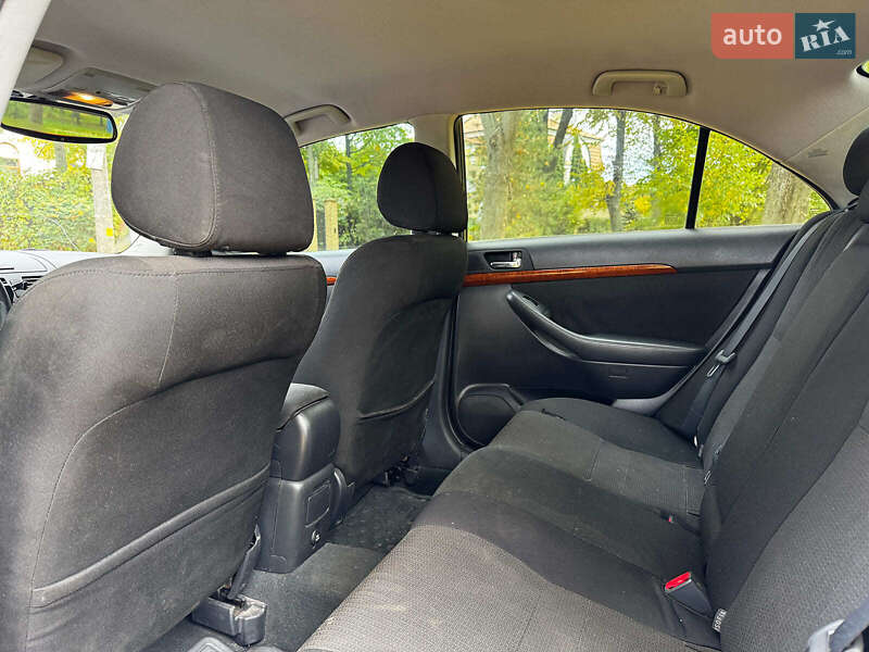 Седан Toyota Avensis 2008 в Киеве