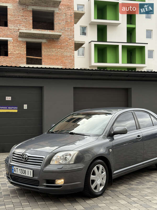 Лифтбек Toyota Avensis 2004 в Ивано-Франковске