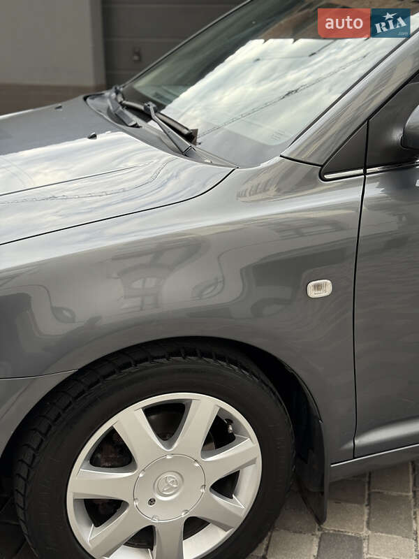 Лифтбек Toyota Avensis 2004 в Ивано-Франковске