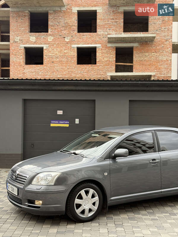 Лифтбек Toyota Avensis 2004 в Ивано-Франковске