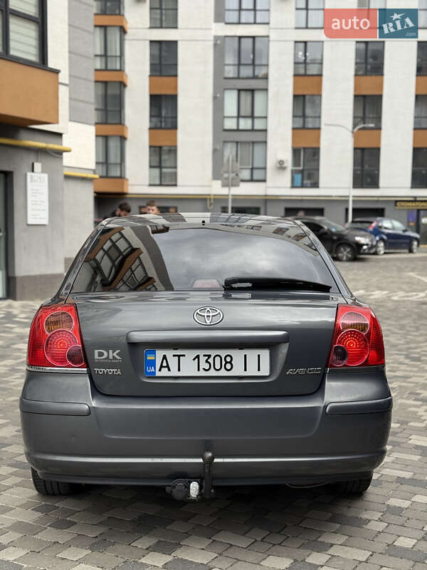 Лифтбек Toyota Avensis 2004 в Ивано-Франковске