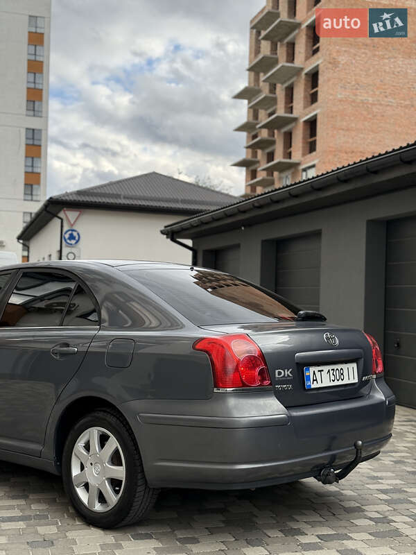 Лифтбек Toyota Avensis 2004 в Ивано-Франковске