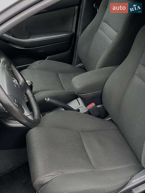 Лифтбек Toyota Avensis 2004 в Ивано-Франковске