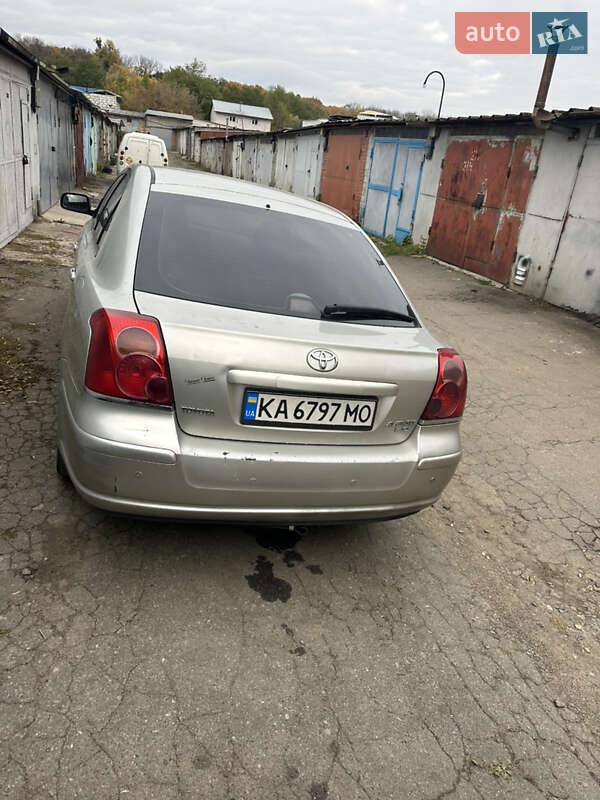 Седан Toyota Avensis 2004 в Киеве