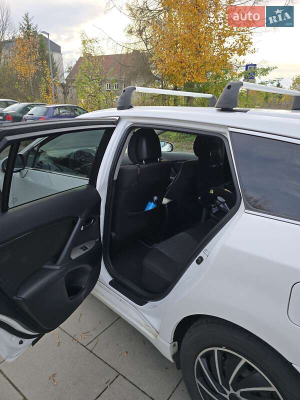 Универсал Toyota Avensis 2011 в Львове