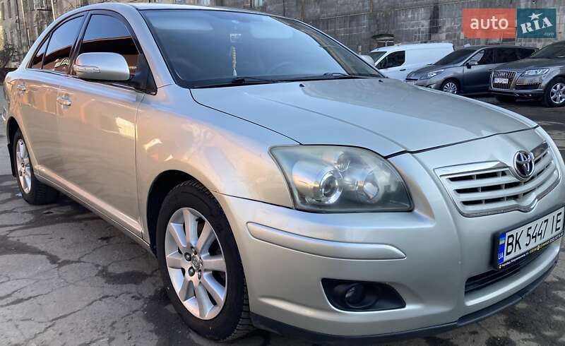 Лифтбек Toyota Avensis 2006 в Ровно