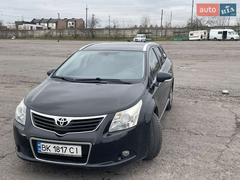 Универсал Toyota Avensis 2011 в Обарове