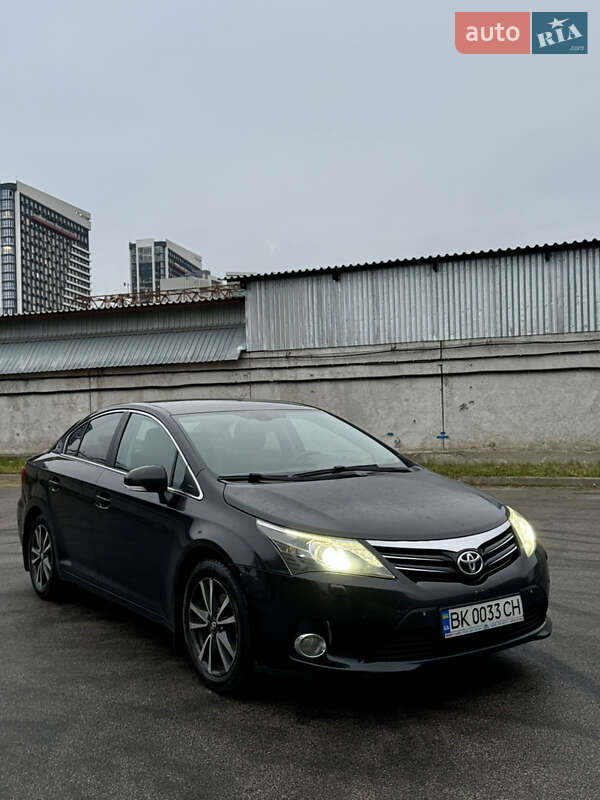 Седан Toyota Avensis 2012 в Киеве