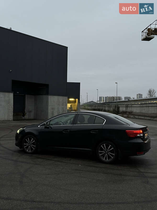 Седан Toyota Avensis 2012 в Киеве