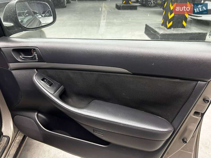 Седан Toyota Avensis 2006 в Черновцах