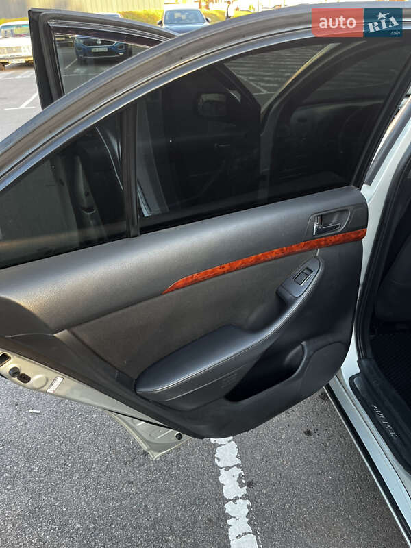 Седан Toyota Avensis 2005 в Ровно