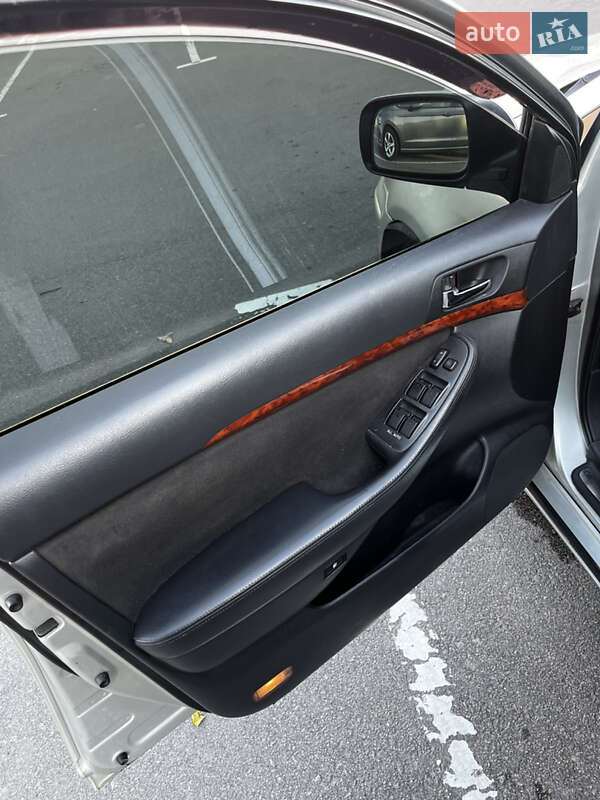 Седан Toyota Avensis 2005 в Ровно