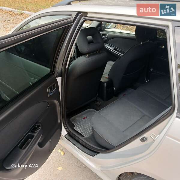 Універсал Toyota Avensis 2001 в Синельниковому