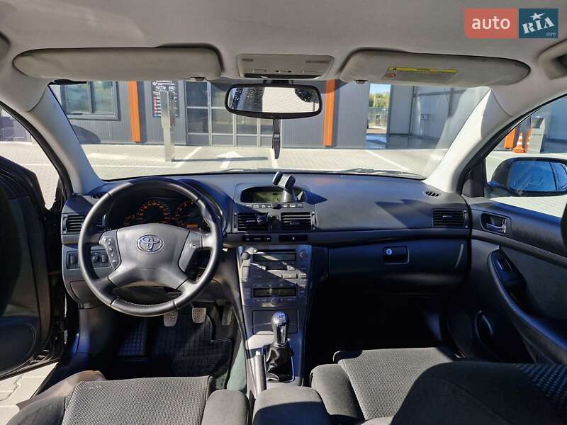 Седан Toyota Avensis 2005 в Виннице