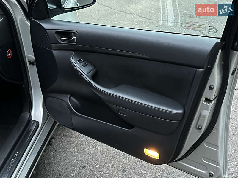 Седан Toyota Avensis 2004 в Одессе