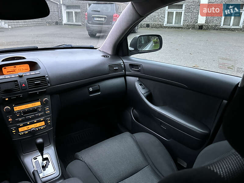 Седан Toyota Avensis 2004 в Одессе