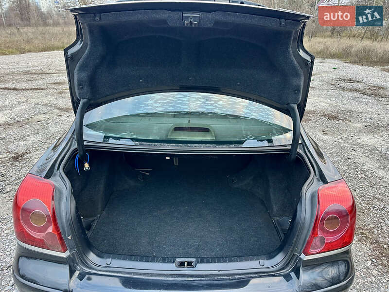 Седан Toyota Avensis 2004 в Сумах