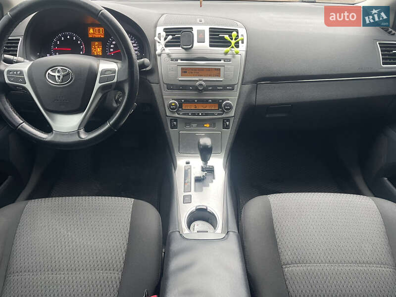 Седан Toyota Avensis 2013 в Бахмаче