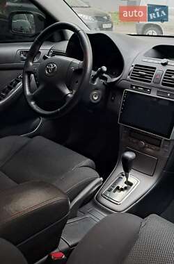 Седан Toyota Avensis 2004 в Ровно