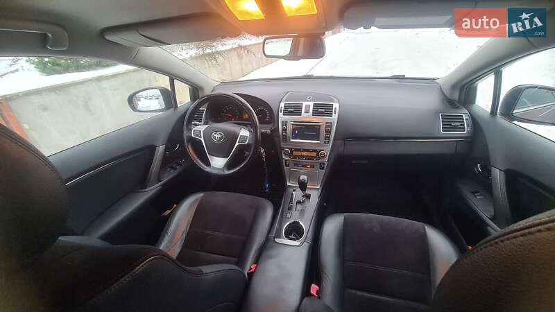 Седан Toyota Avensis 2012 в Львове