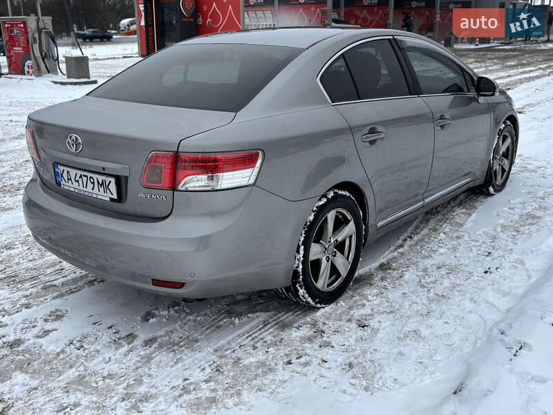 Седан Toyota Avensis 2011 в Киеве