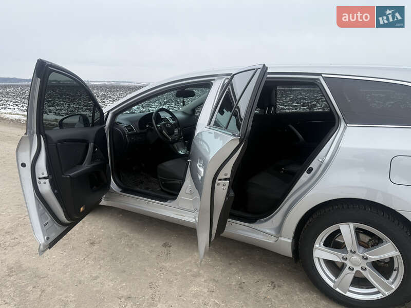 Универсал Toyota Avensis 2014 в Хмельницком