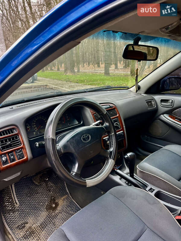 Седан Toyota Avensis 1998 в Одессе