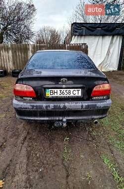 Седан Toyota Avensis 2000 в Чугуеве