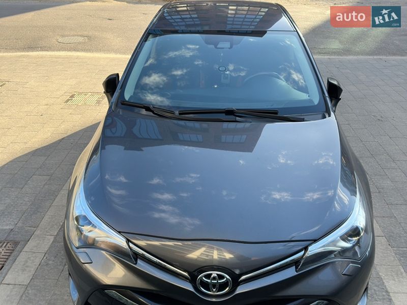 Седан Toyota Avensis 2017 в Ужгороде