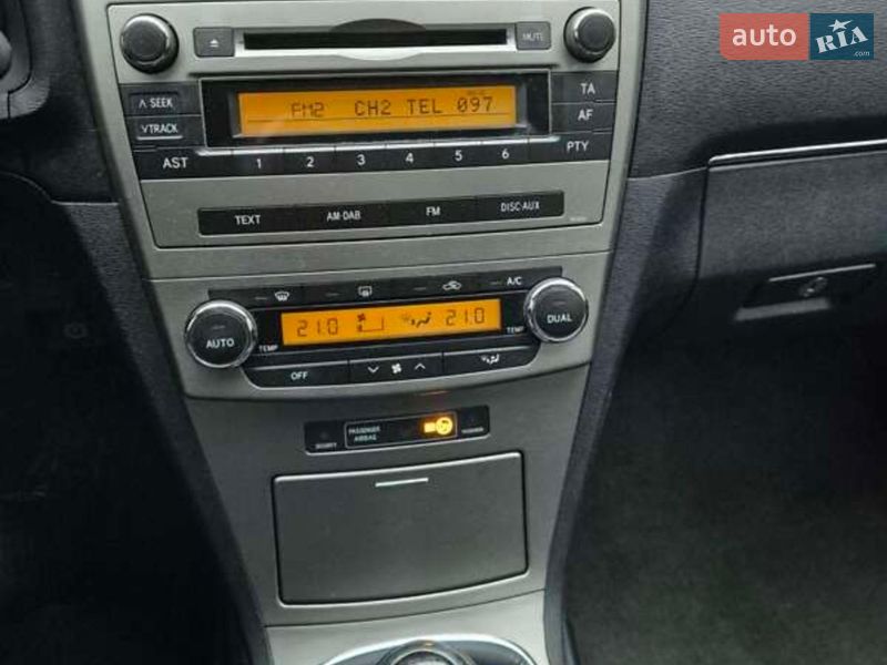 Седан Toyota Avensis 2010 в Львове