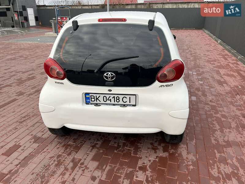 Хетчбек Toyota Aygo 2012 в Сарнах