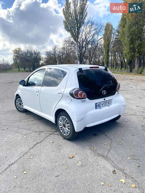 Хетчбек Toyota Aygo 2011 в Дніпрі