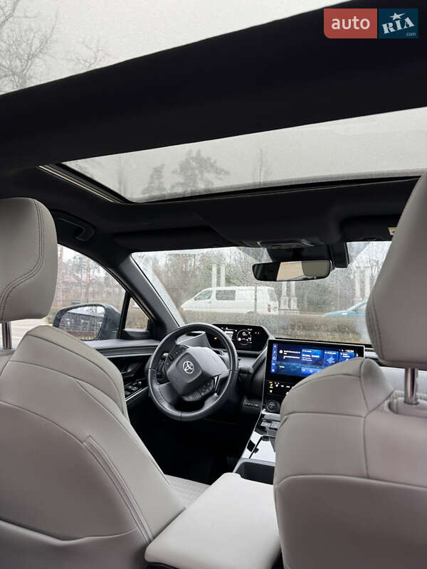 Внедорожник / Кроссовер Toyota bZ4X 2022 в Буче