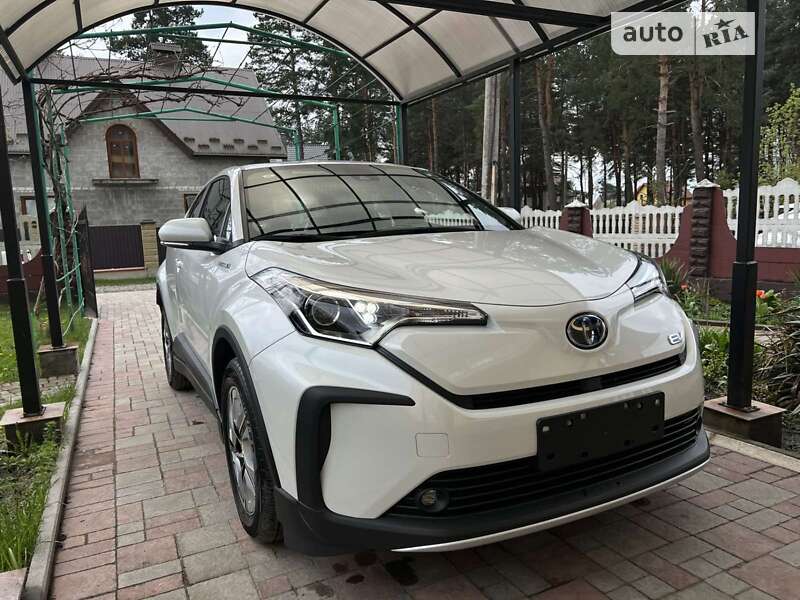 Внедорожник / Кроссовер Toyota C-HR EV 2022 в Новояворовске
