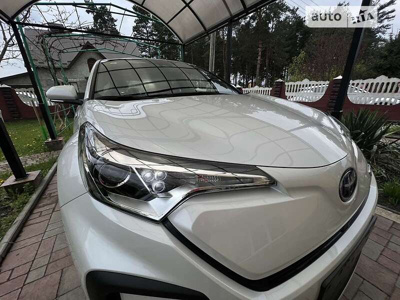 Внедорожник / Кроссовер Toyota C-HR EV 2022 в Новояворовске